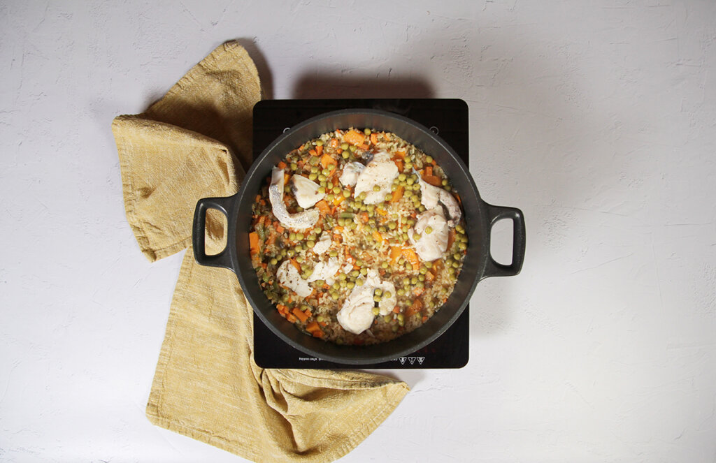 arroz con merluza y verduras guisantes