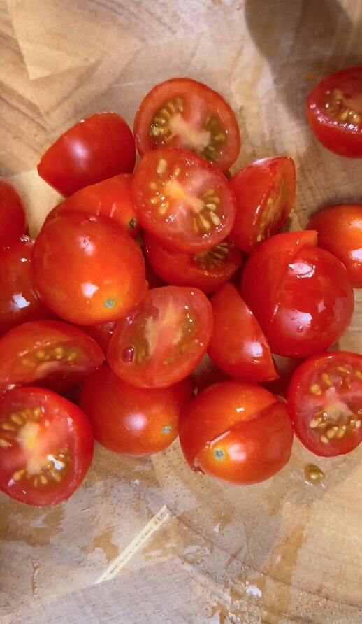 Corta los tomates cherrys