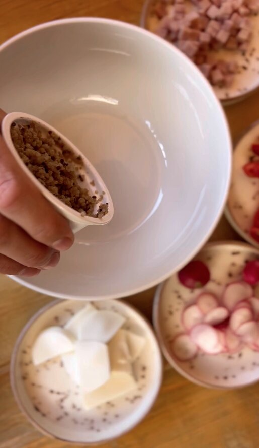 Agregar la quinoa a un bowl