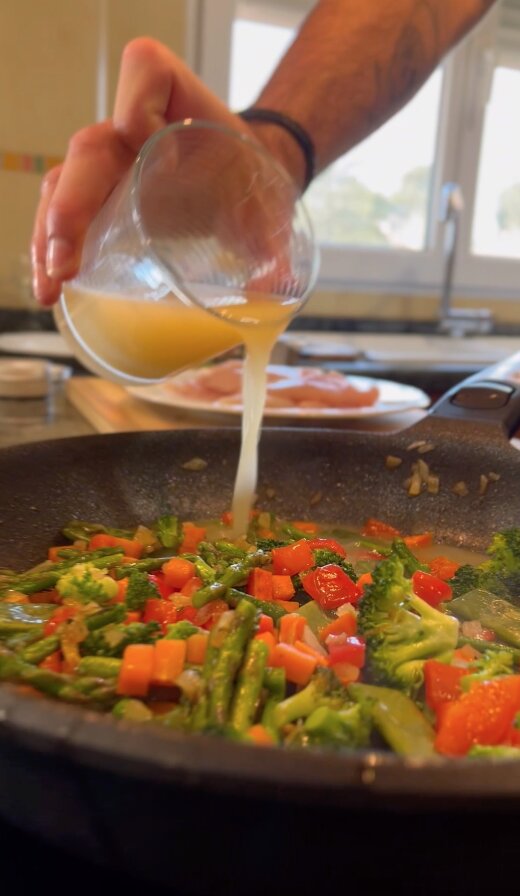 Sofreír las verduras y agregar el caldo