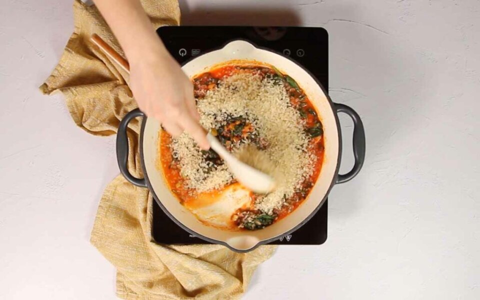 Arroz con bacalao y espinacas – sabor mediterráneo en tu plato