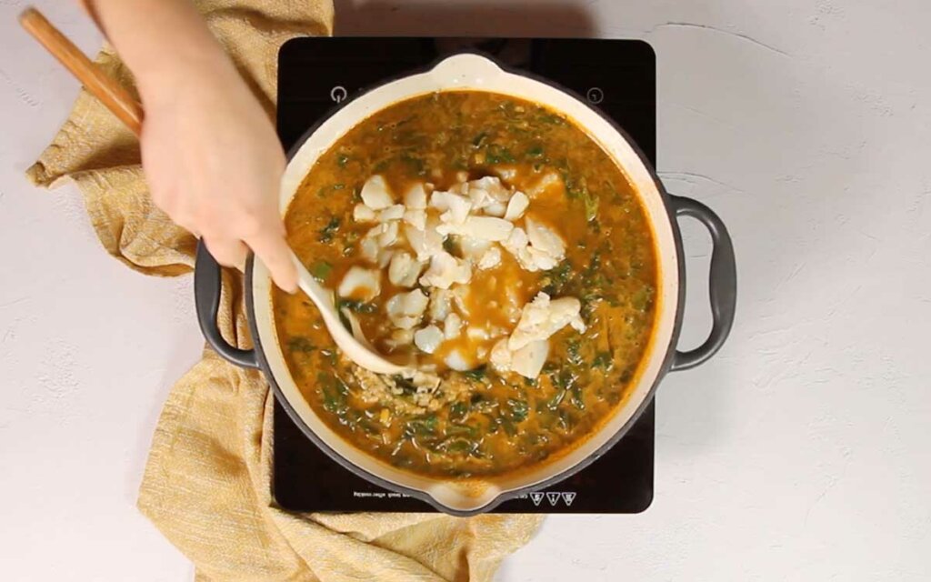 Paso a paso arroz con bacalao y espinacas agregar las migas