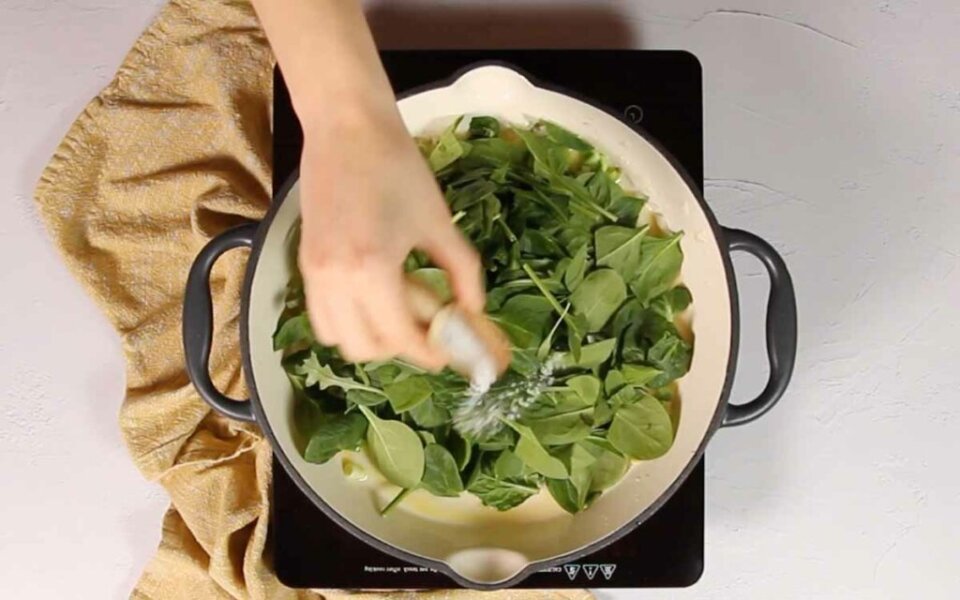 Arroz con bacalao y espinacas – sabor mediterráneo en tu plato