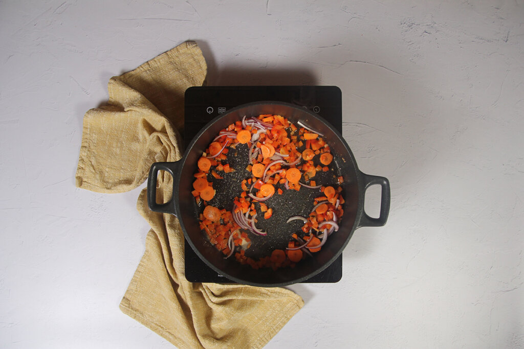 arroz con cosas zanahorias y cebolla