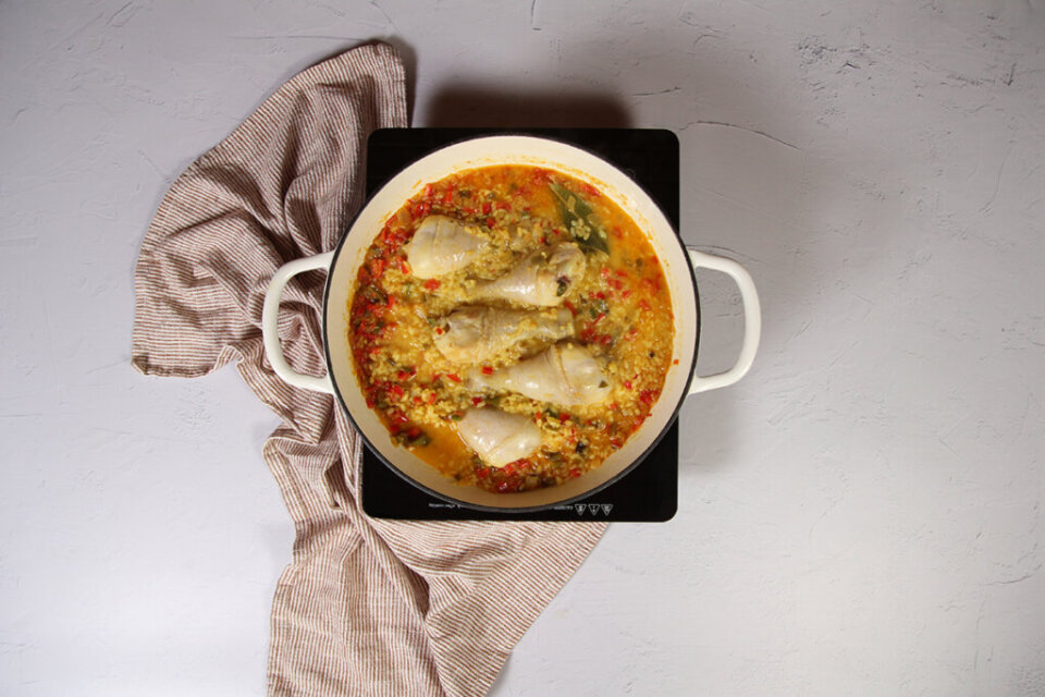 Arroz con muslitos de pollo: tradición y sabor en un solo plato
