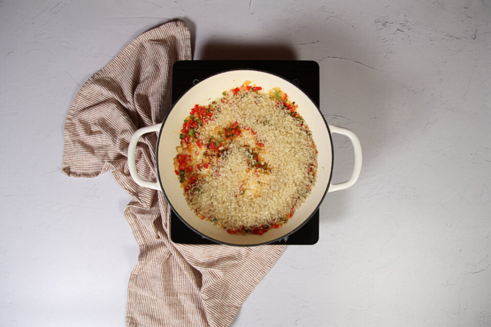 Arroz con muslitos de pollo: tradición y sabor en un solo plato