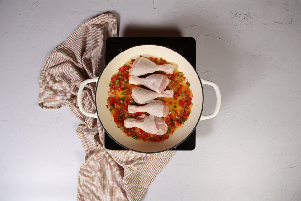 Arroz con muslitos de pollo: tradición y sabor en un solo plato