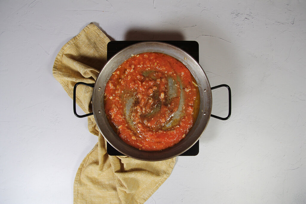 paella con gambones sofrito con tomate