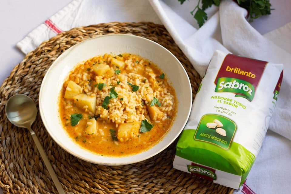 Arroz con bacalao caldoso: sabor y tradición en tu plato