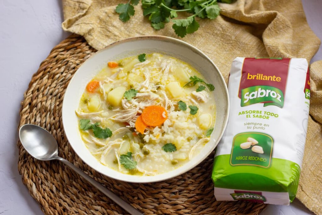 Sopa de arroz y pollo