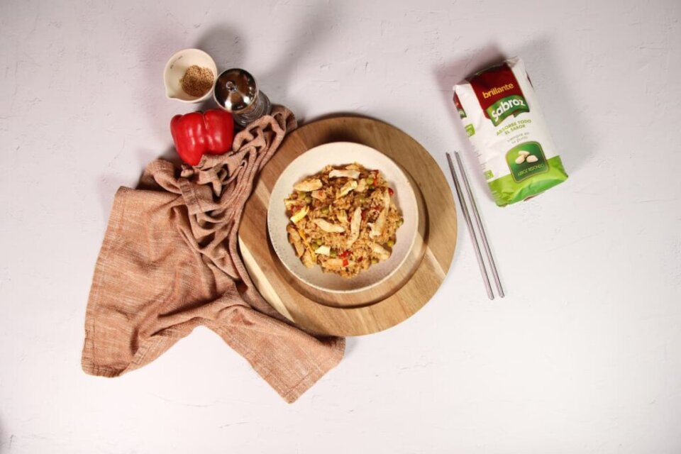 Arroz frito chino delicioso y auténtico