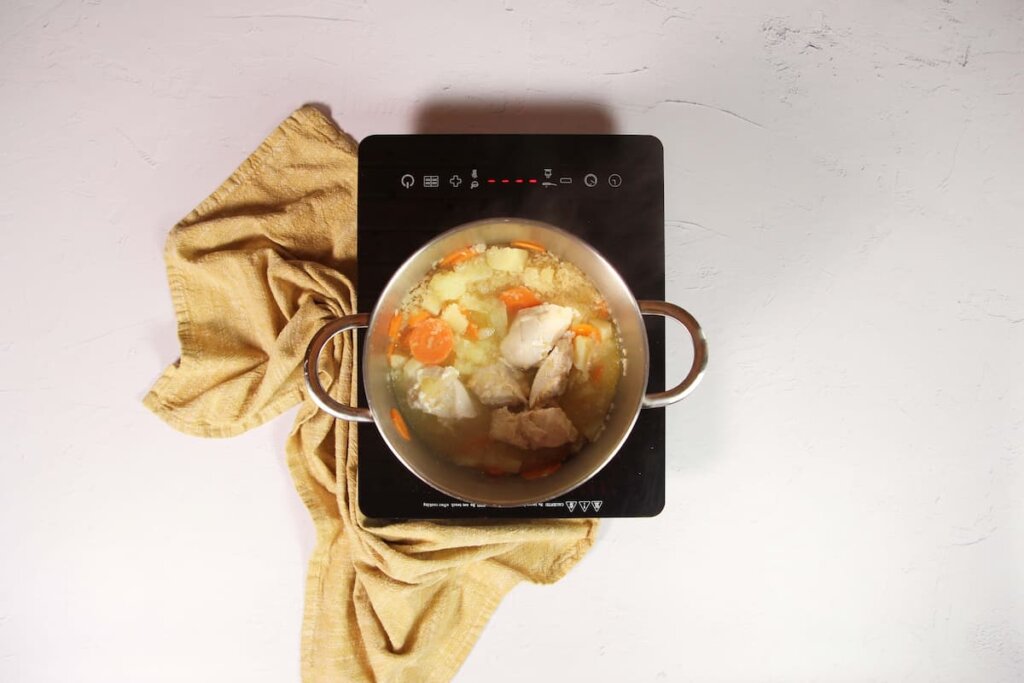 Incorporación del arroz y el caldo: creando la sopa