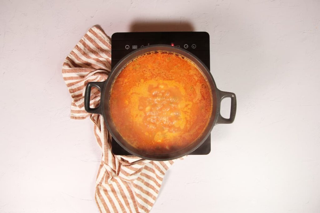Incorpora la esencia del plato, el caldo y el arroz