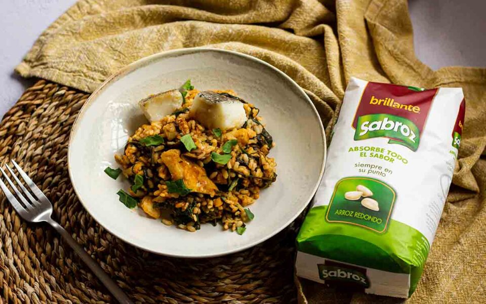 Arroz con bacalao y espinacas – sabor mediterráneo en tu plato