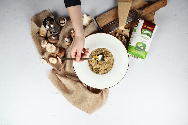 paso a paso risotto de boletus emplatado