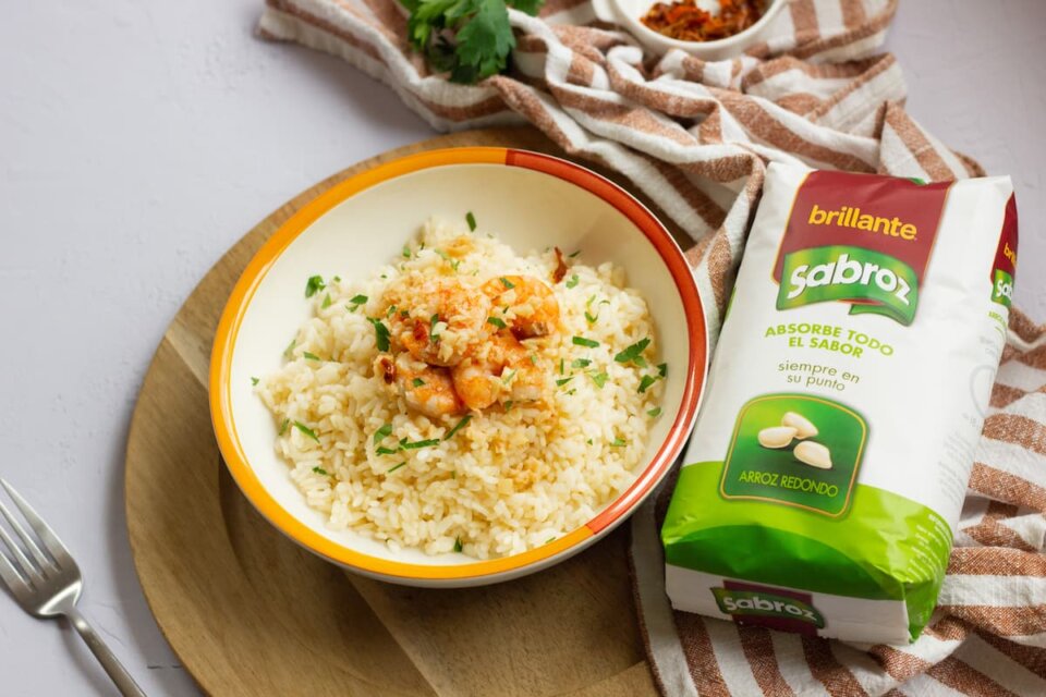 Arroz con langostinos al ajillo – sabor Mediterráneo en tu plato