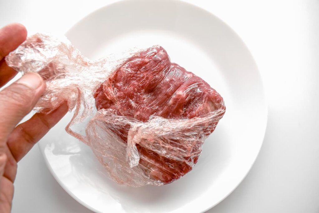 Consejos para manejar la carne descongelada