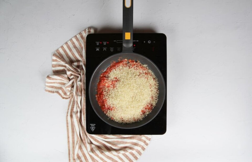 Arroz con tomate y salchichas