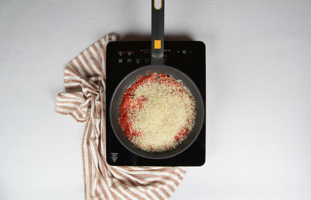 Cocinar el arroz junto al caldo