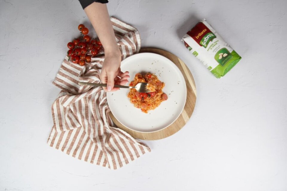 Arroz con tomate y salchichas