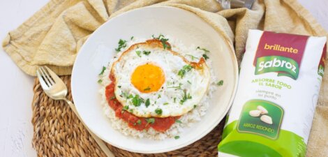 Arroz con huevo y tomate