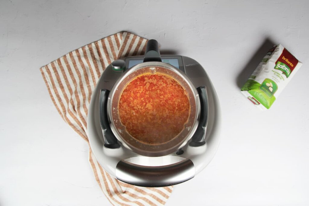 Introducción de la pasta de tomate y verduras adicionales