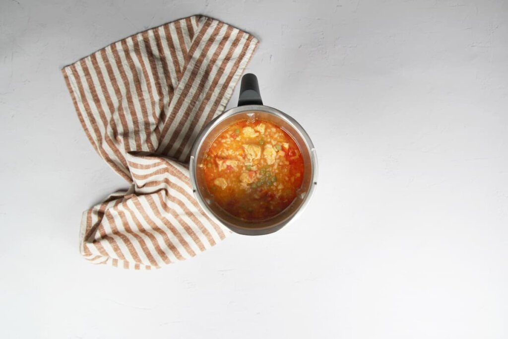 Finalización con el arroz y los guisantes