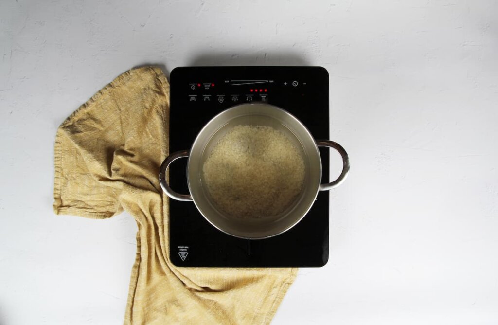 Cocinando la base: preparación del arroz