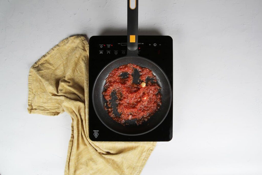 Creando la salsa: sofrito de tomate