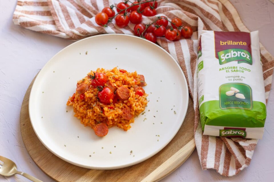 Arroz con tomate y salchichas