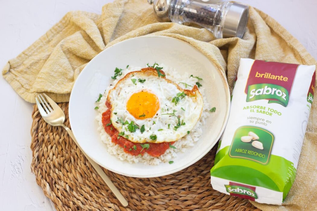 Arroz con huevo y tomate