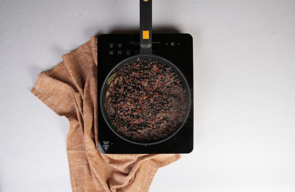 Incorporación del arroz y cocción