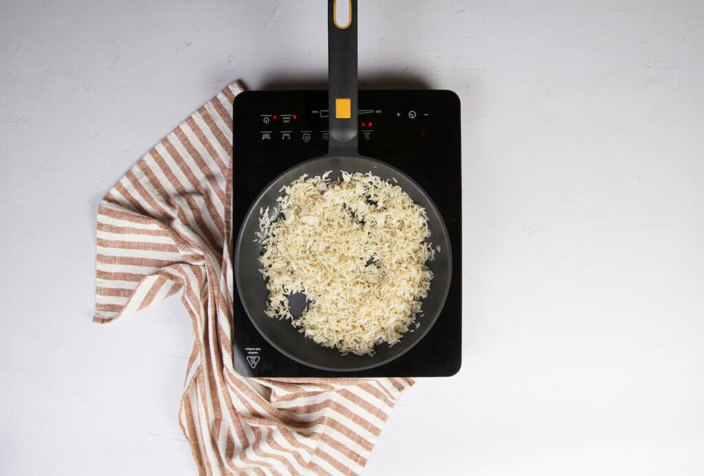 Sofreír el arroz con especias