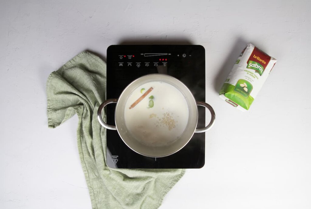 Incorporación del arroz y primeros cocciones