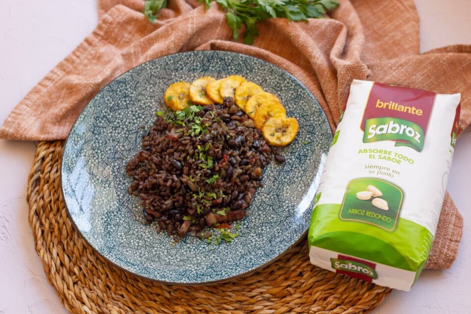 Arroz congri cubano con frijoles y plátano macho ¡saboréalo!