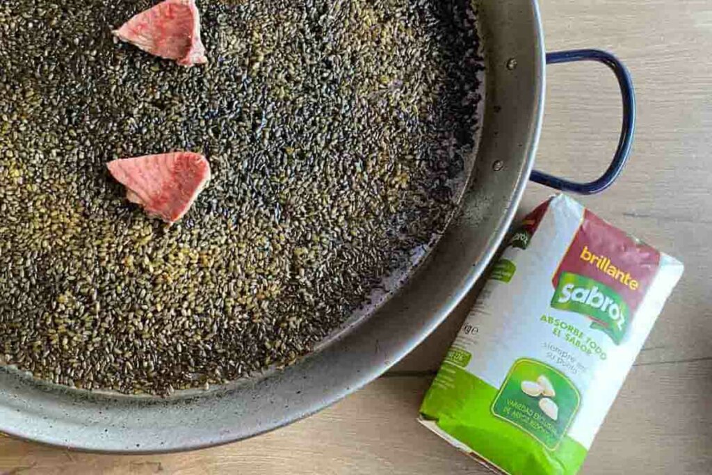 cuánto caldo por arroz paella