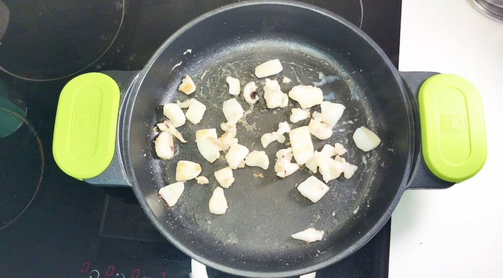 Preparación inicial: cocinar la sepia y cortar las verduras