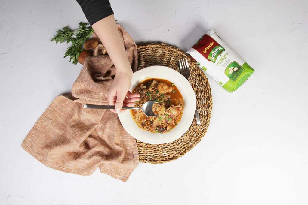 paso a paso arroz con costillas y conejo emplatado