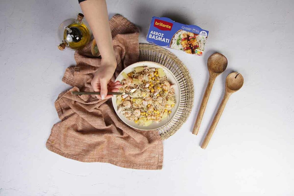 paso a paso ensalada de arroz con gambas emplatado