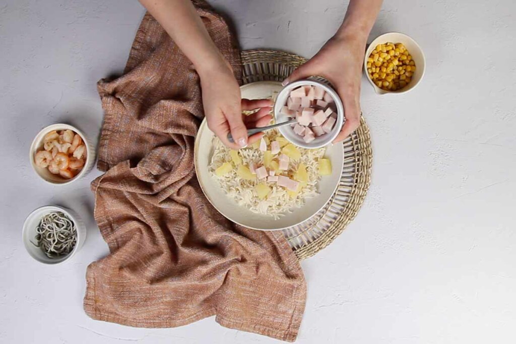 paso a paso ensalada de arroz con gambas mezclar