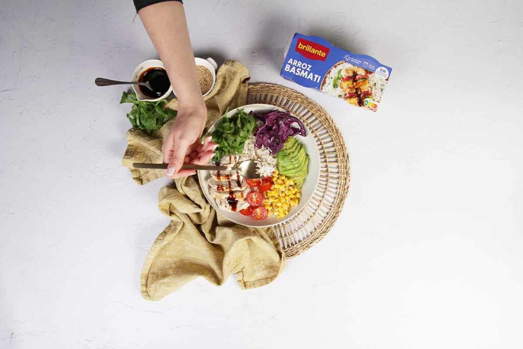 paso a paso poke bowl pollo salsa
