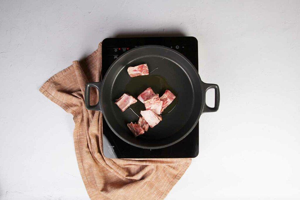 paso a paso arroz con costillas y conejo añadir costillas