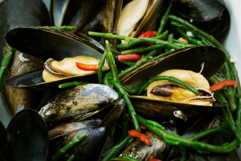 Cocinar mejillones limpios