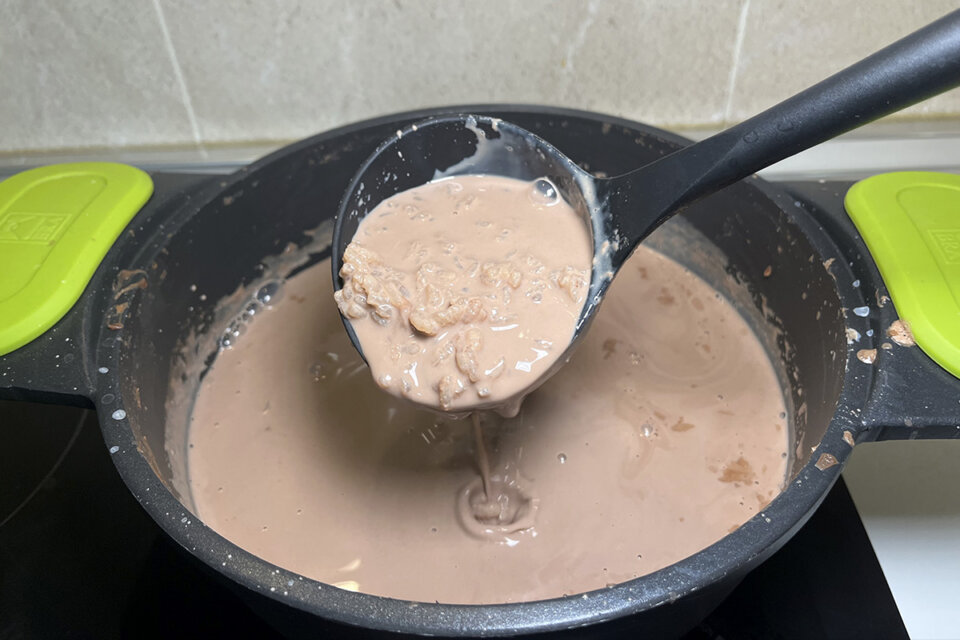 Cocinado de arroz con leche y chocolate