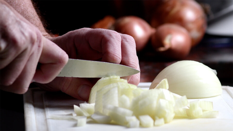 El arte del corte brunoise en la cebolla