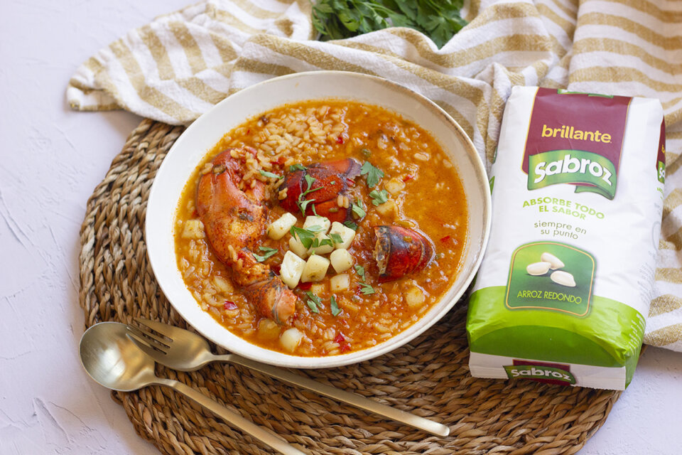 Arroz caldoso con bogavante y sepia: receta tradicional