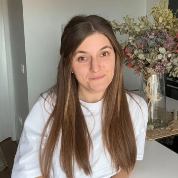 Ana María Cocinando entre olivos Brillante