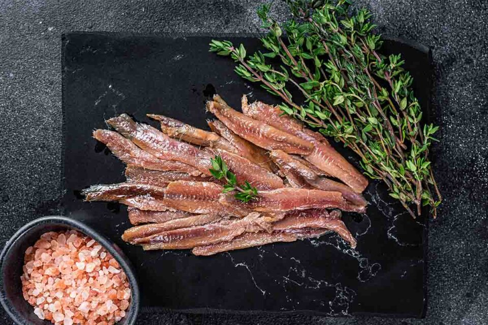 ¿Cuánto tiempo tienen que estar las anchoas en sal?