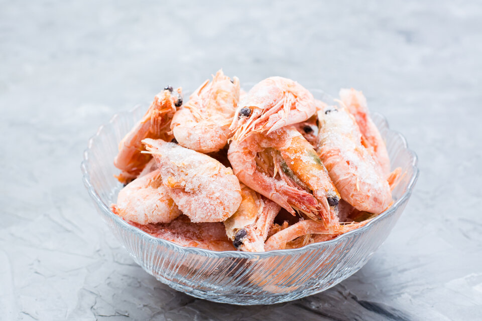 Aprender cómo descongelar gambas