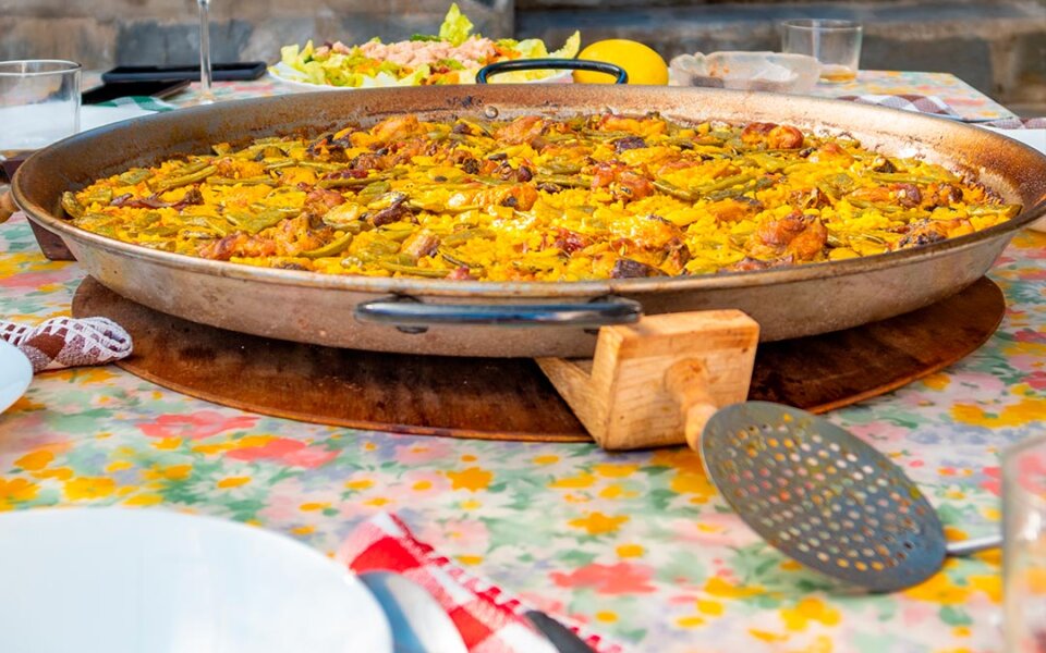 Truco para que el arroz de la paella quede suelto